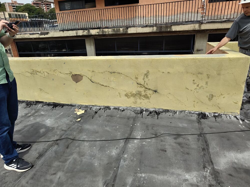Grieta horizontal en el parapeto de la azotea de un edificio en Caracas evaluado tras un sismo
