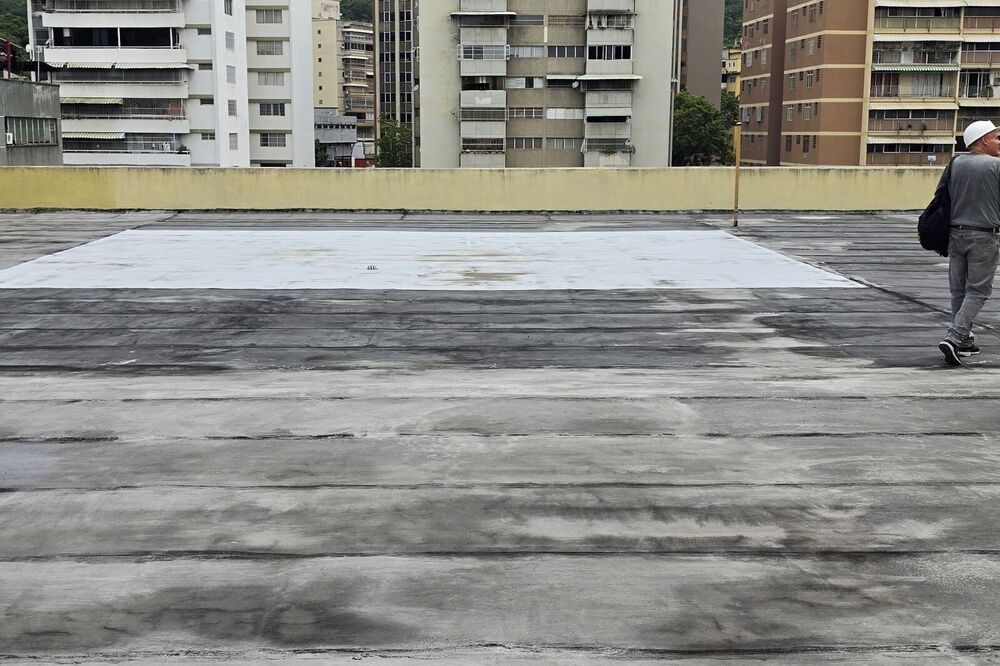 Losa de azotea en Caracas con manto asfáltico envejecido y un paño de impermeabilización nueva