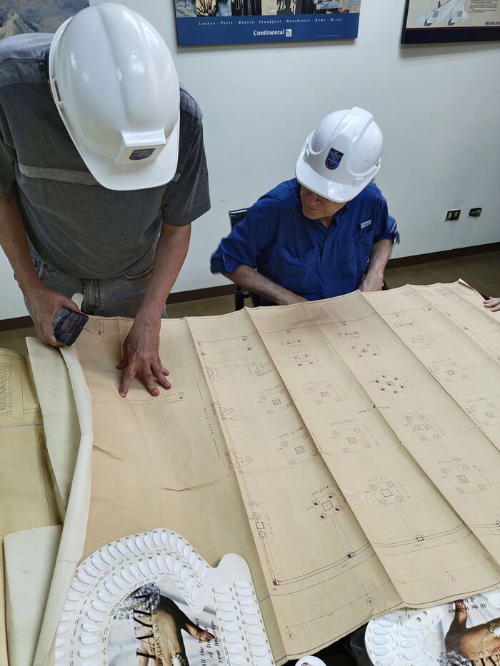 Ingenieros de Corporación 3JC sobre los planos de un proyecto de edificación