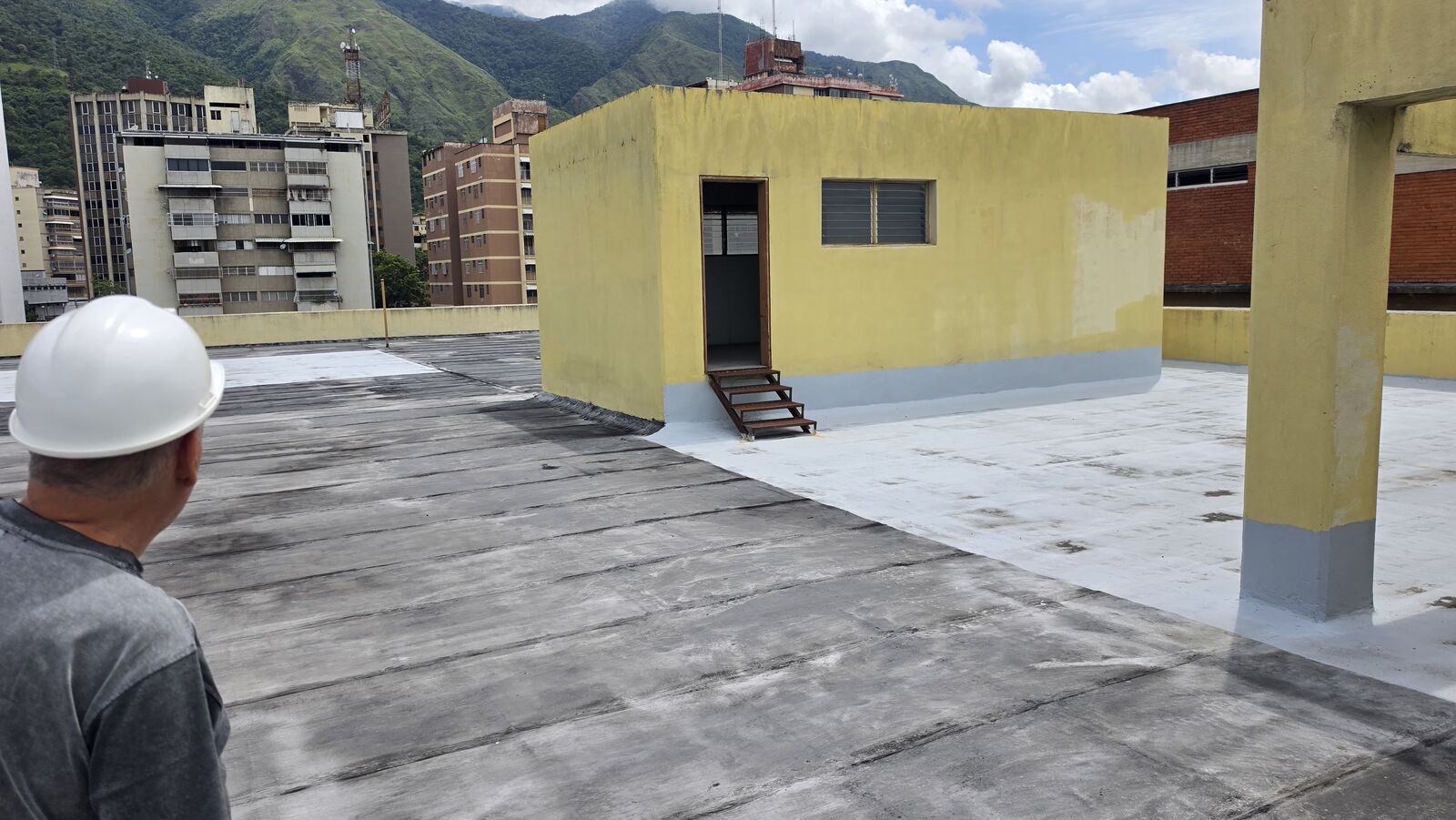 Azotea impermeabilizada de un edificio en Caracas durante una inspección técnica de Corporación 3JC, con El Ávila al fondo