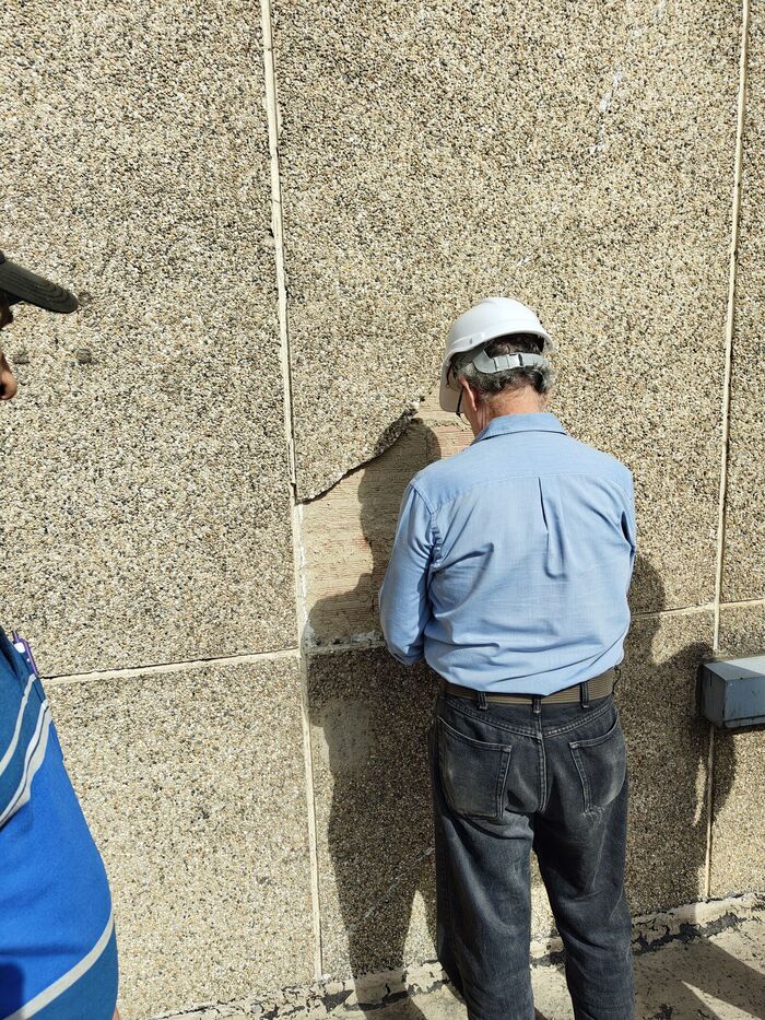 Ingeniero de Corporación 3JC inspeccionando la fachada de un edificio en Caracas