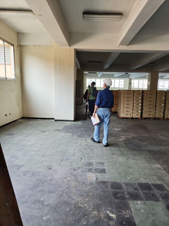 Interior de un edificio en Caracas durante una inspección técnica de Corporación 3JC
