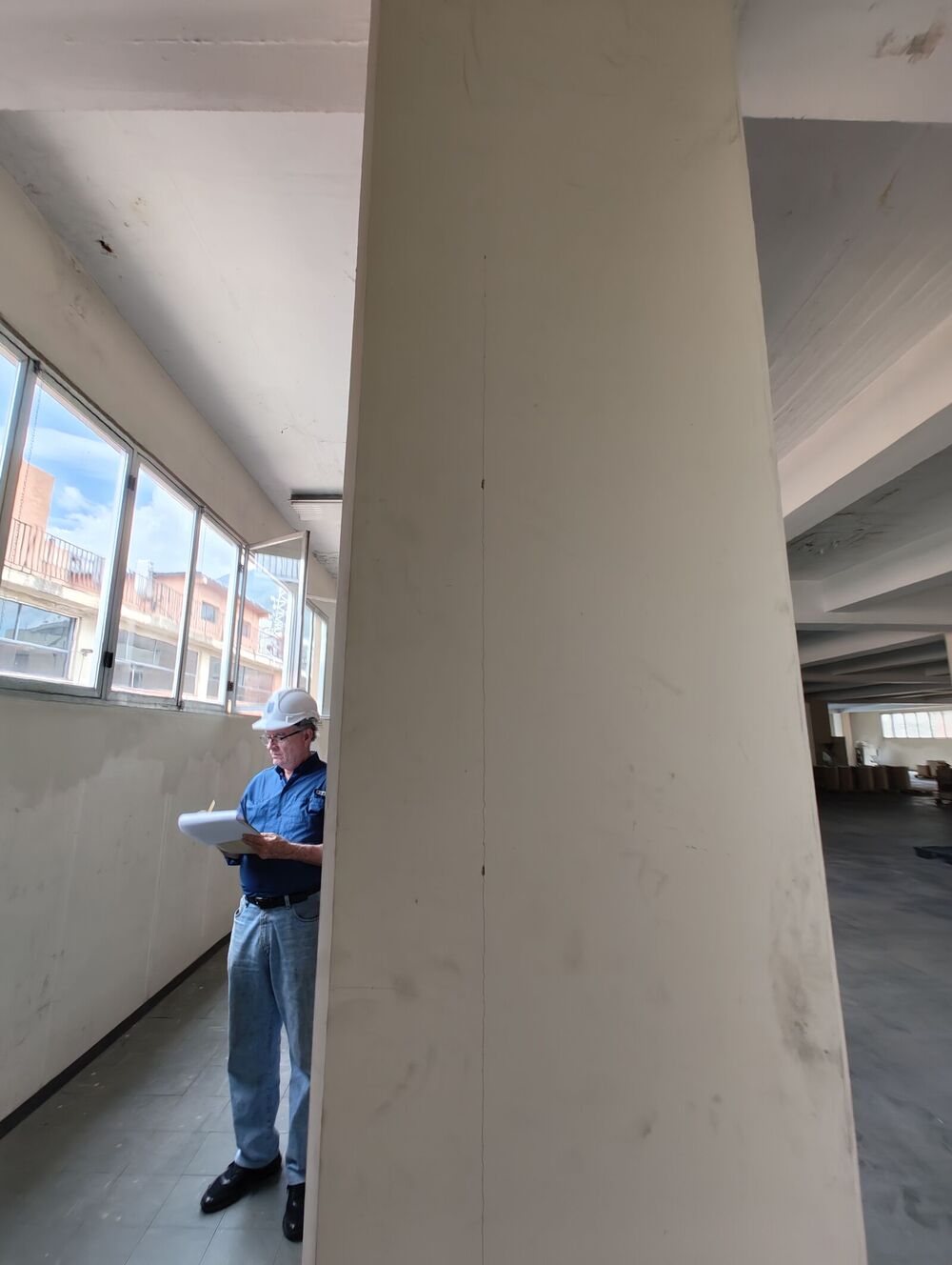 Ingeniero de Corporación 3JC evaluando un local en Caracas antes de una remodelación