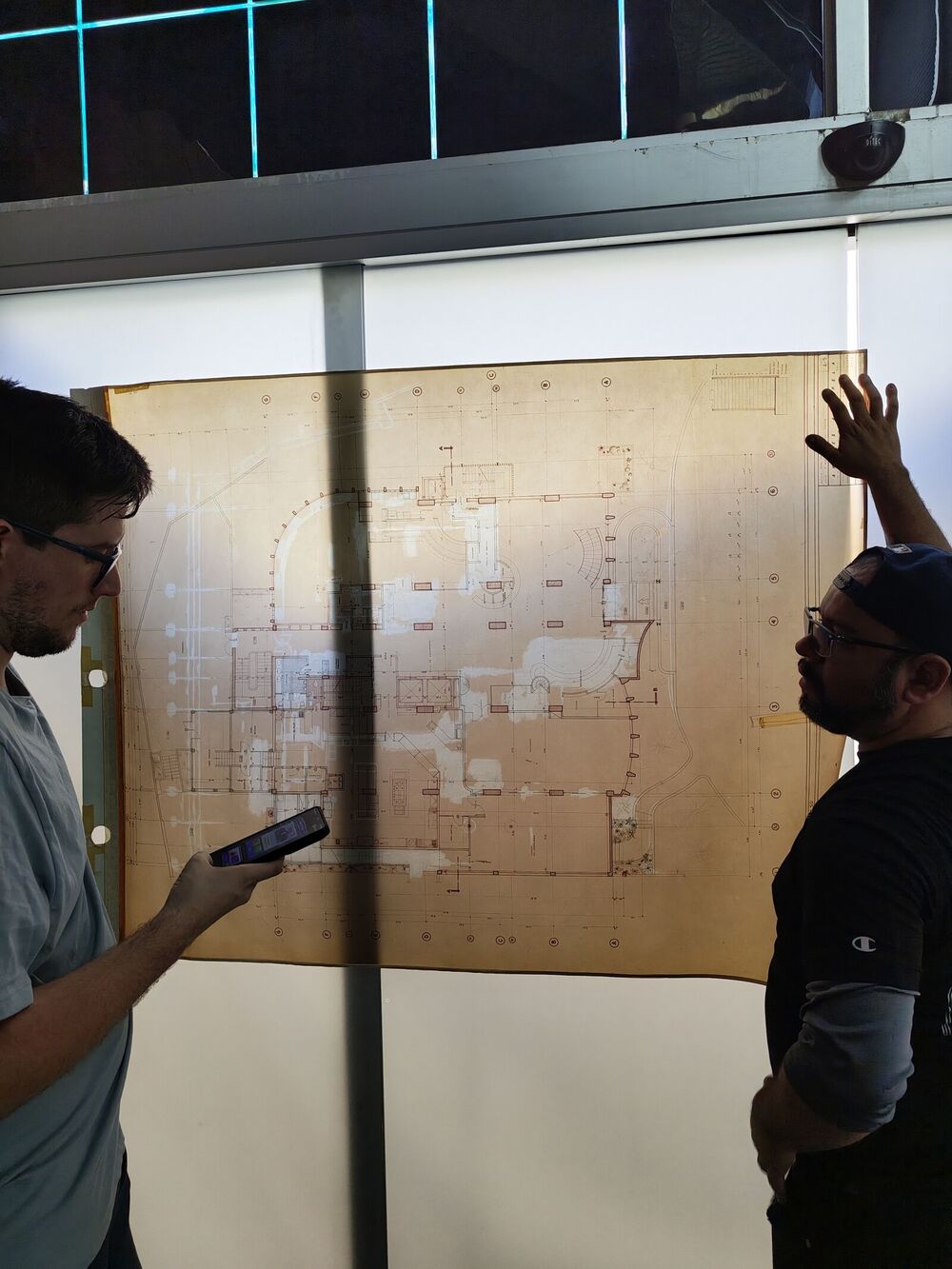 Ingenieros de Corporación 3JC revisando los planos originales de un edificio en Caracas